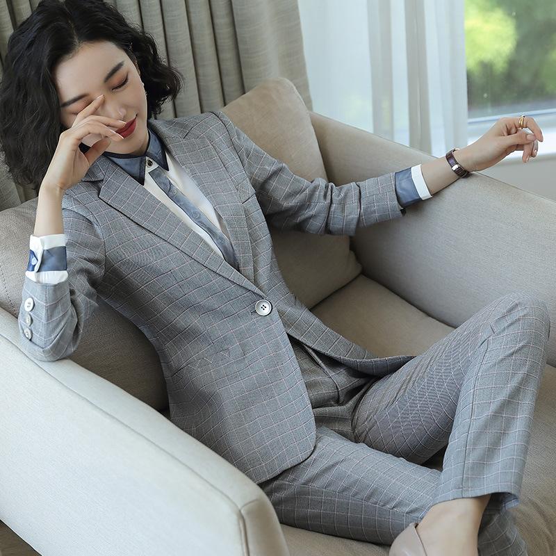 Дизайнерский серый женский костюм: элегантность и стиль в одном комплекте